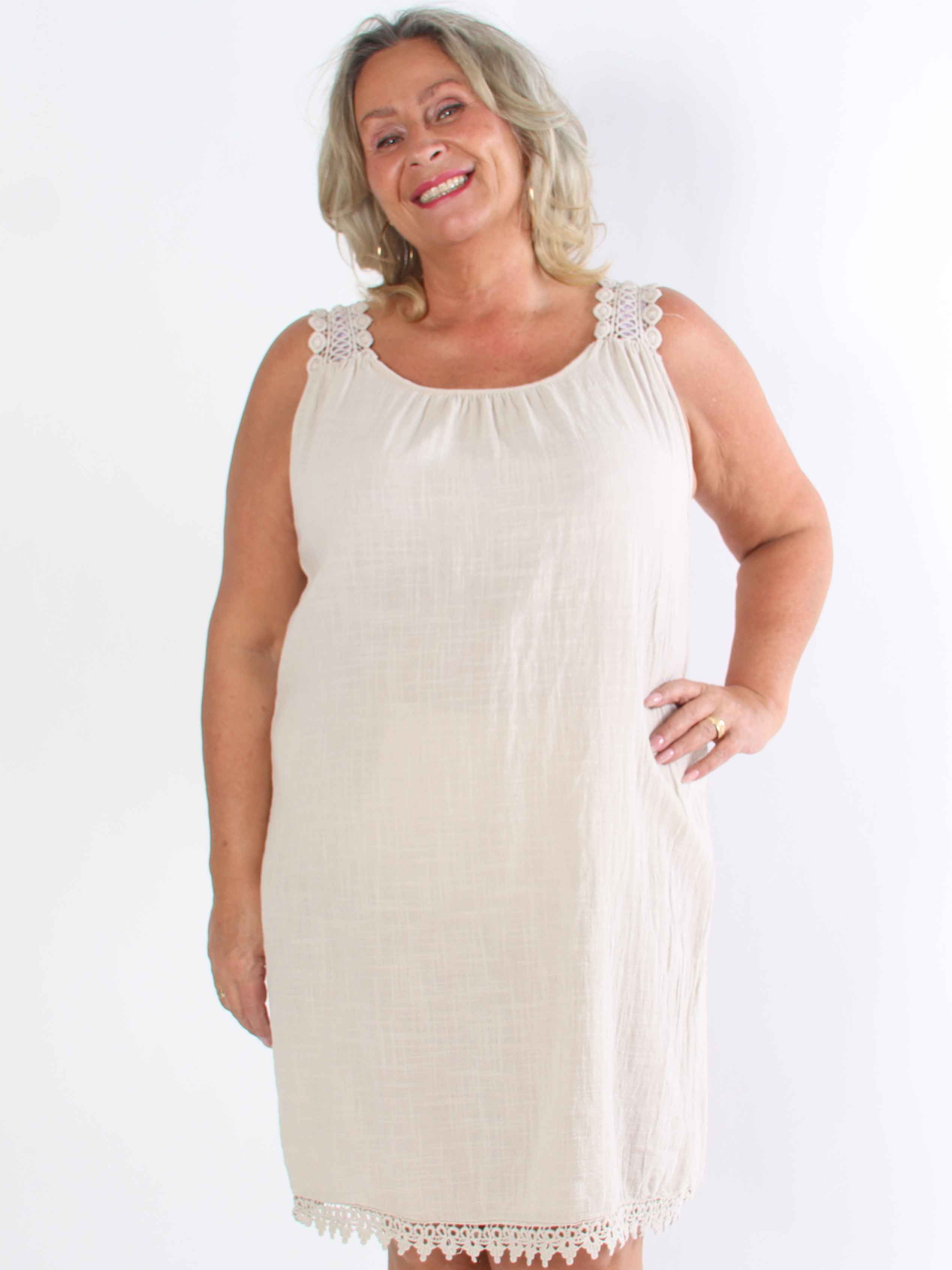 Zella - Sød plus size kjole i bomuld med broderet stropper